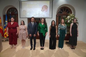 Sagredo, la nueva Reina de las Fiestas Mayores de Paterna 2024, la Teniente Alcalde y Corte de Honor durante el acto institucional